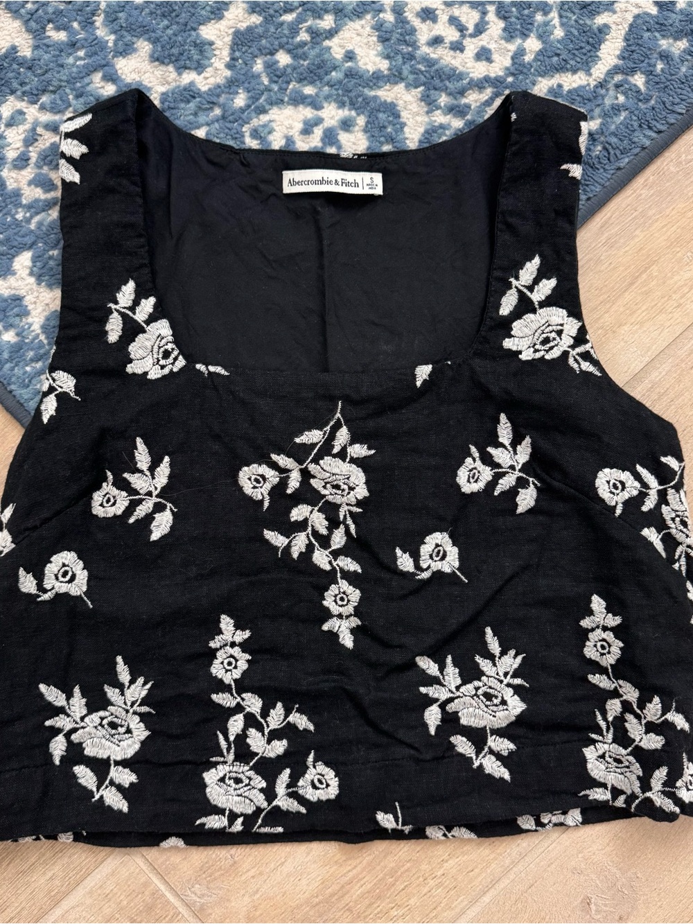 Abercrombie & Fitch Black Crop Tank with White Floral Embroidery Women’s Size S